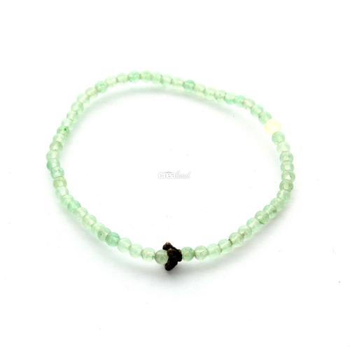 magnifique bracelet en jade vert clair, symbole de sérénité et de vitalité.