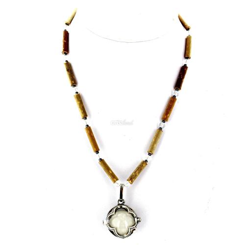 Collier en bois de noisetier avec perle blanche et pendentif boule en agate blanche - Longueur de 38 cm. L'agate blanche symbolise la pureté et apporte harmonie et équilibre émotionnel.