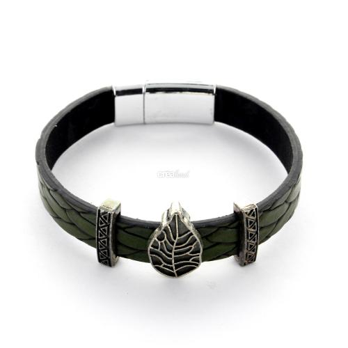 Bracelet en cuir vert avec charmes et fermoir magnétique, accessoire tendance pour un style naturel