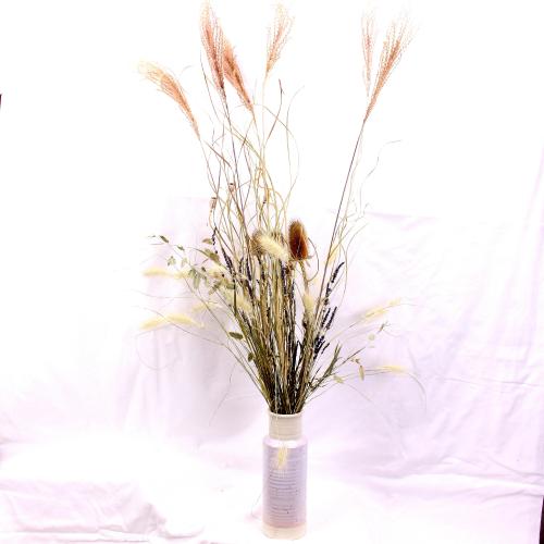 Composition de fleurs séchées en vase qui donne une touche végétale idéale pour une jolie décoration
