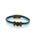 Bracelet en cuir bleu clair et foncé avec charme et fermoir magnétique, accessoire élégant et tendance.